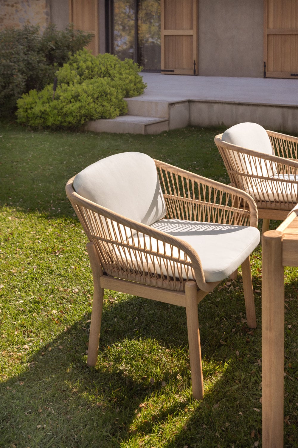 Chaise de jardin avec accoudoirs en bois d'acacia et corde tressée Karvia - 1
