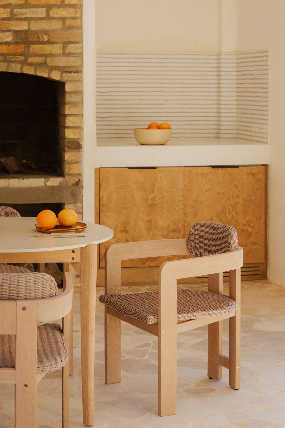 Chaise de jardin avec accoudoirs en bois d'acacia et rotin synthétique Ginara - 1