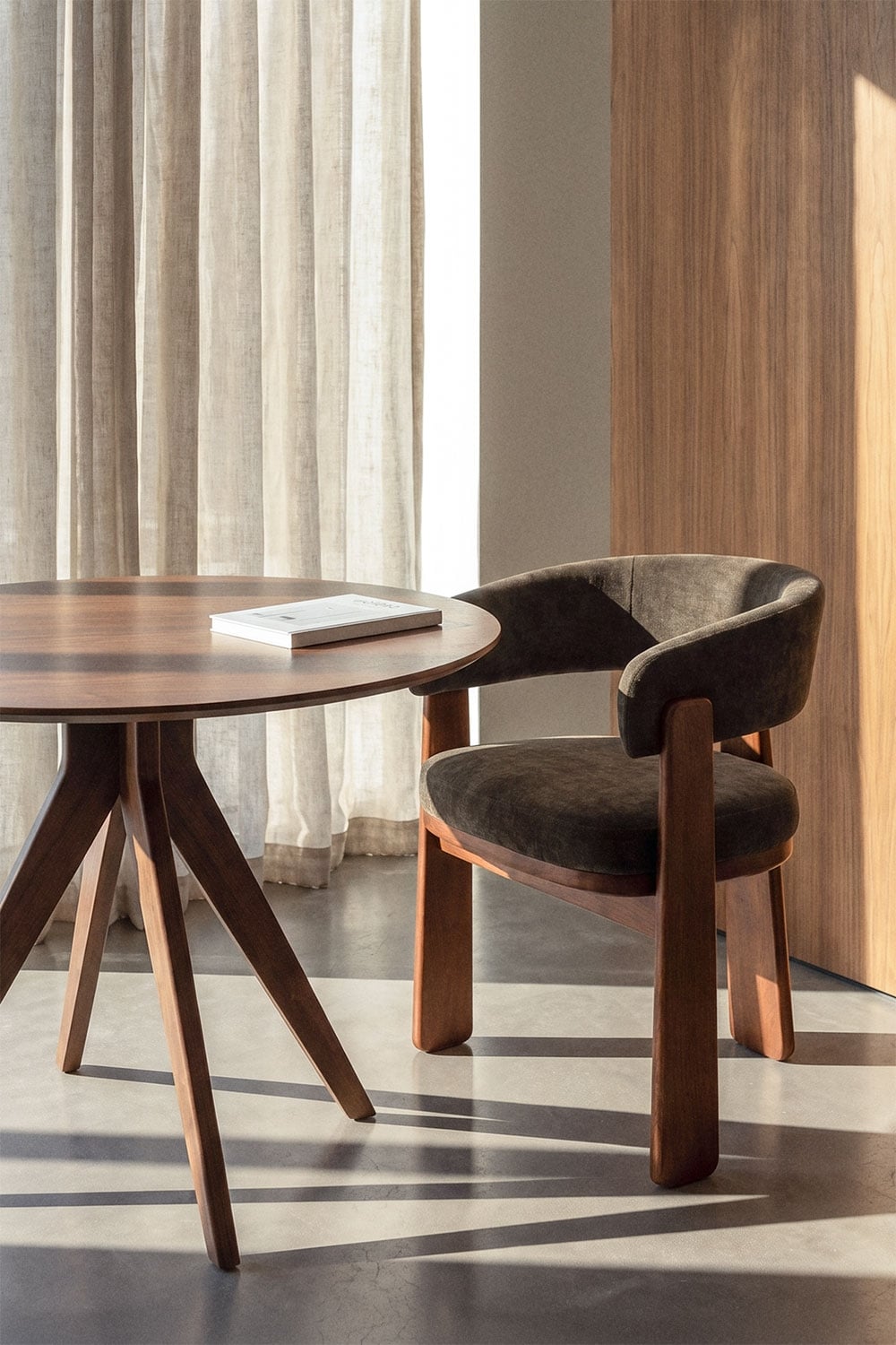 Chaise de salle à manger avec accoudoirs, tapissée et en bois de chêne Carbalis - 5
