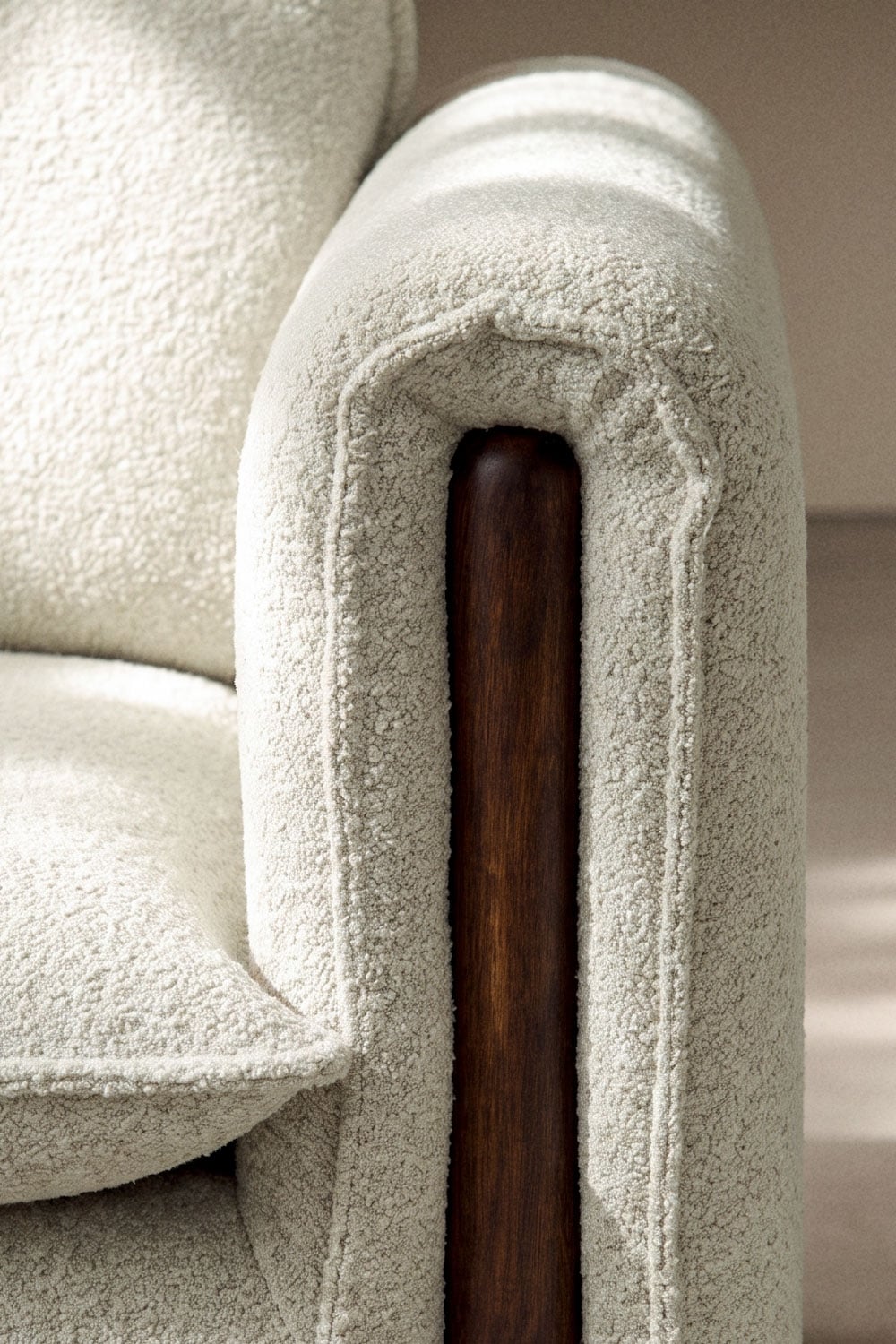 Fauteuil avec accoudoirs en bouclé et bois d'hévéa Pablian - 2