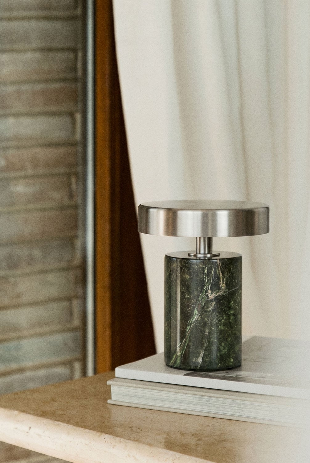 Lampe de table LED sans fil en fer et pierre naturelle Isasia - 4