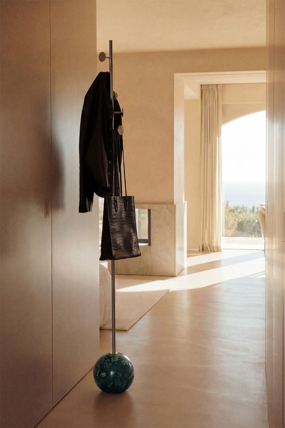 Porte-manteau sur pied en fer et marbre Felora - 4