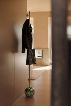 Porte-manteau sur pied en fer et marbre Felora - 3