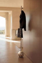 Porte-manteau sur pied en fer et marbre Felora - 5