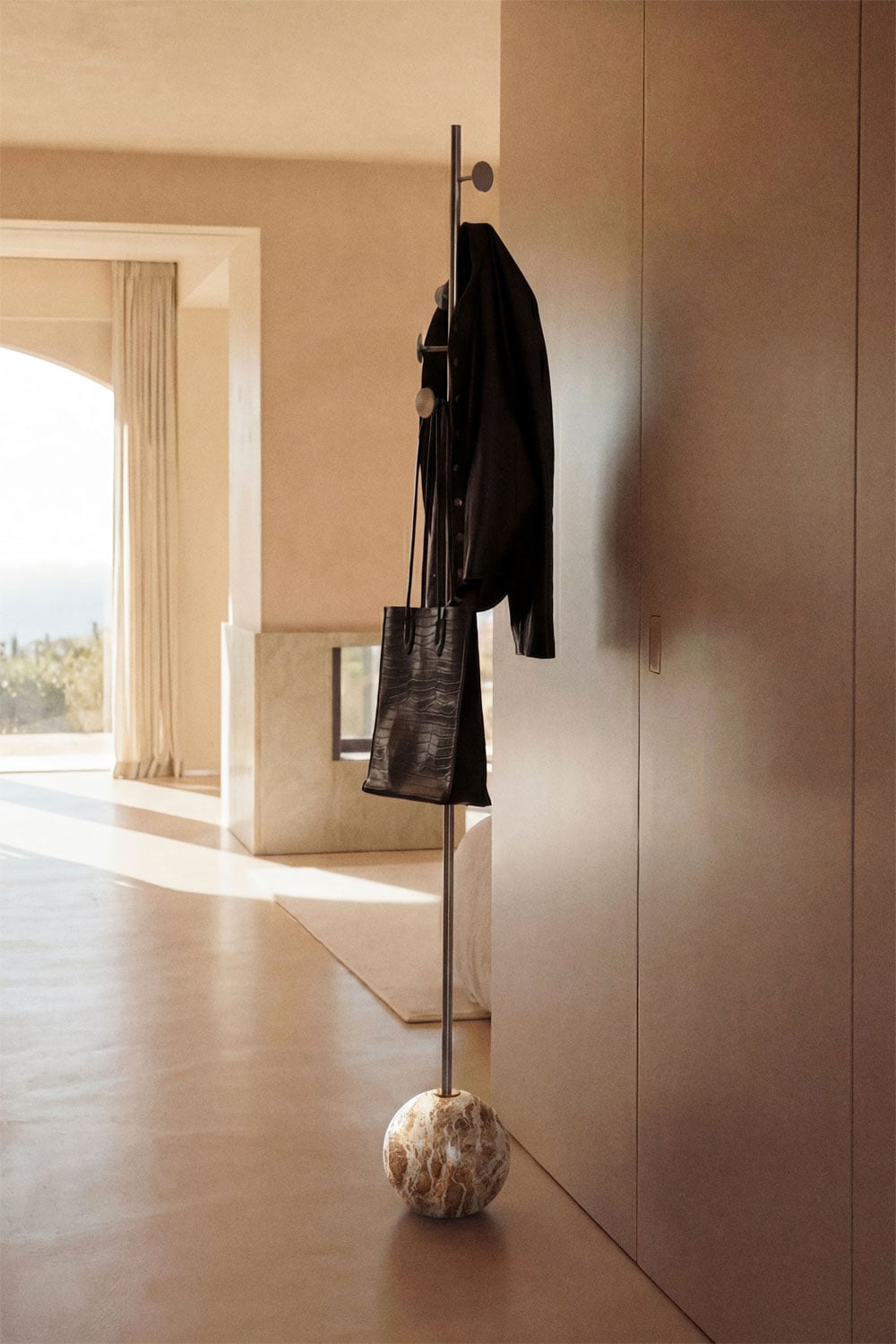 Porte-manteau sur pied en fer et marbre Felora - 5